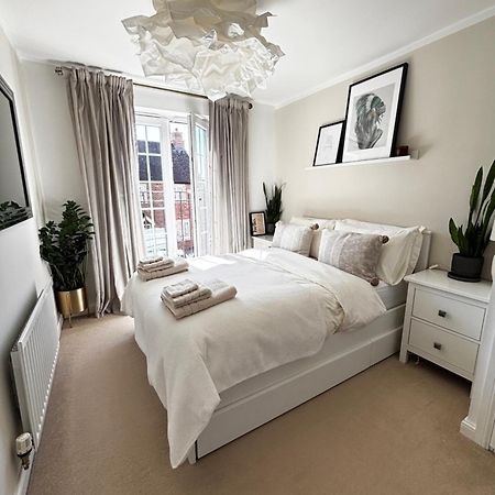 Delux Room With Private Parking, Sleeps 2, Perfect For Cotswold Getaway, Easy A419 Access Blunsdon Luaran gambar