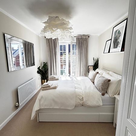 Delux Room With Private Parking, Sleeps 2, Perfect For Cotswold Getaway, Easy A419 Access Blunsdon Luaran gambar