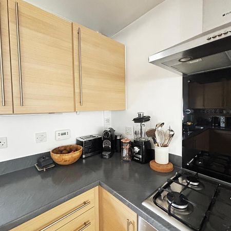 Delux Room With Private Parking, Sleeps 2, Perfect For Cotswold Getaway, Easy A419 Access Blunsdon Luaran gambar