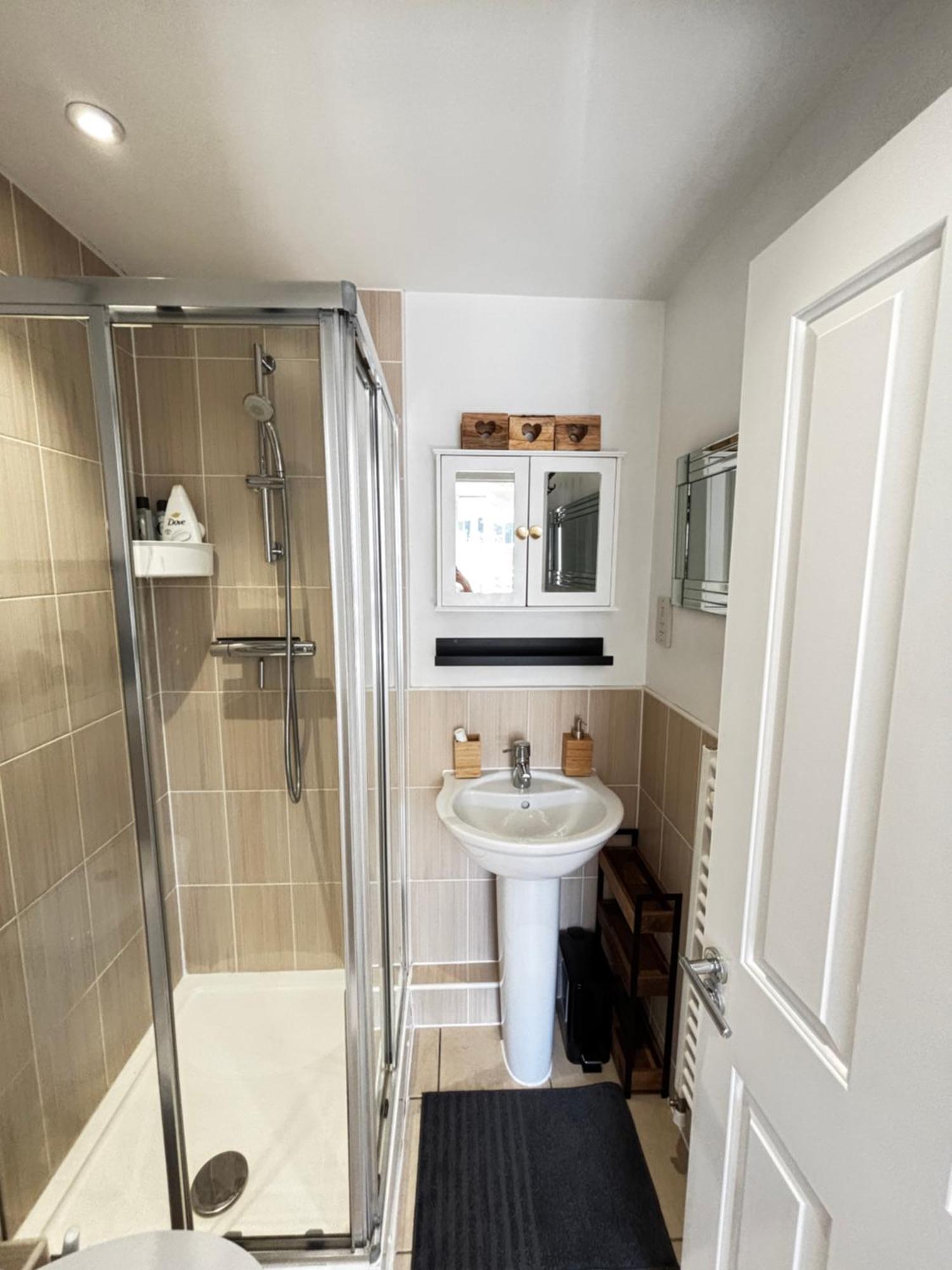 Delux Room With Private Parking, Sleeps 2, Perfect For Cotswold Getaway, Easy A419 Access Blunsdon Luaran gambar
