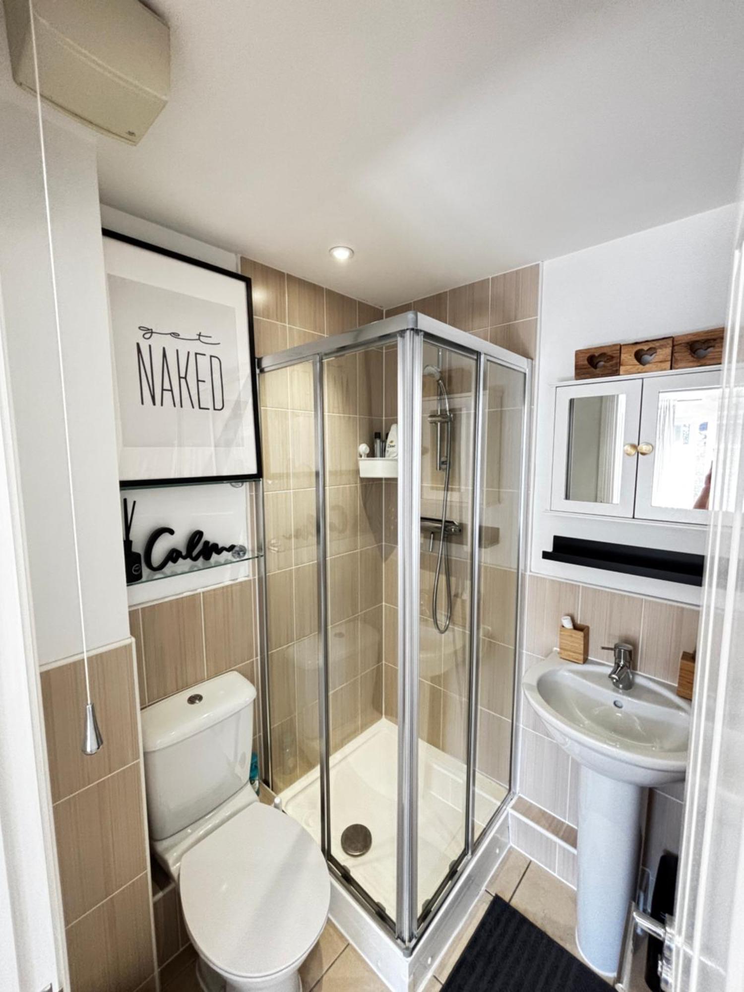 Delux Room With Private Parking, Sleeps 2, Perfect For Cotswold Getaway, Easy A419 Access Blunsdon Luaran gambar