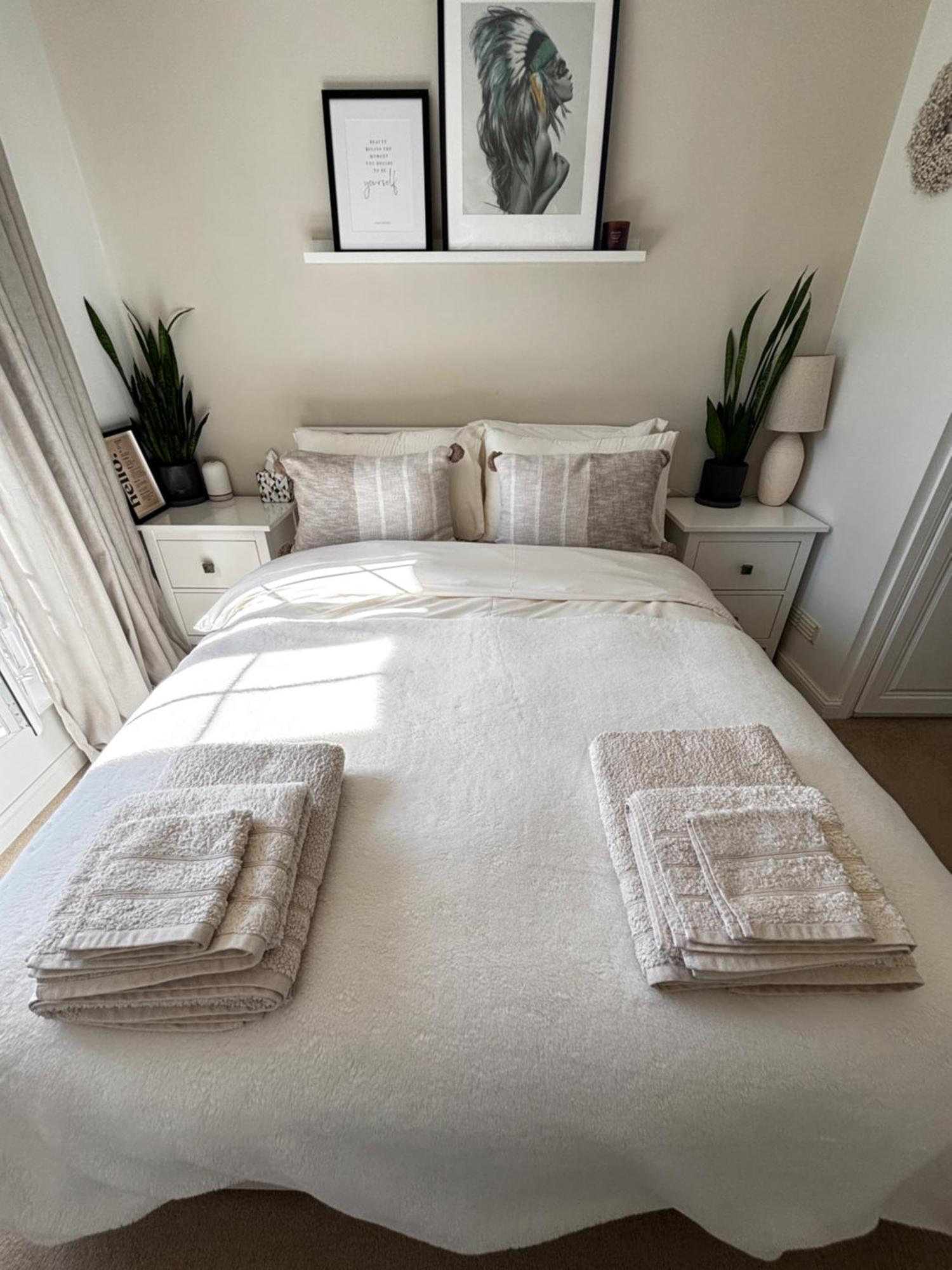 Delux Room With Private Parking, Sleeps 2, Perfect For Cotswold Getaway, Easy A419 Access Blunsdon Luaran gambar
